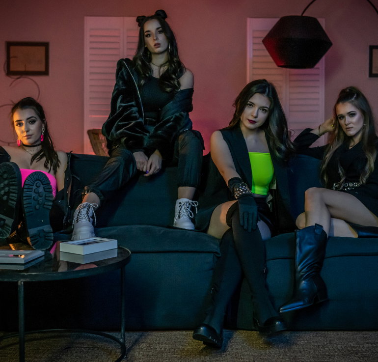 Sylwia Lipka, Weronika Juszczak, Dominika Sozańska i Kaja Jabłońska na planie teledysku