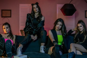 Sylwia Lipka, Weronika Juszczak, Dominika Sozańska i Kaja Jabłońska na planie teledysku