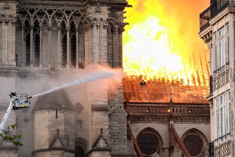 Płomienie w katedrze Notre Dame