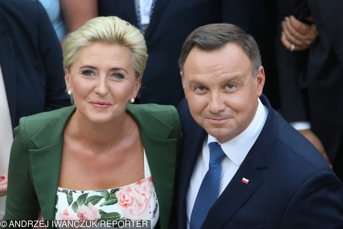 Agata Duda w kwiecistej sukience i zielonym bolerku w USA