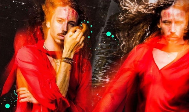 Michał Szpak w czerwonej stylizacji