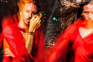 Michał Szpak w czerwonej stylizacji