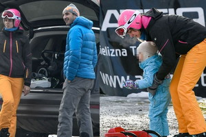 Paulina Krupińska i Sebastian Karpiel-Bułecka z córką w górach