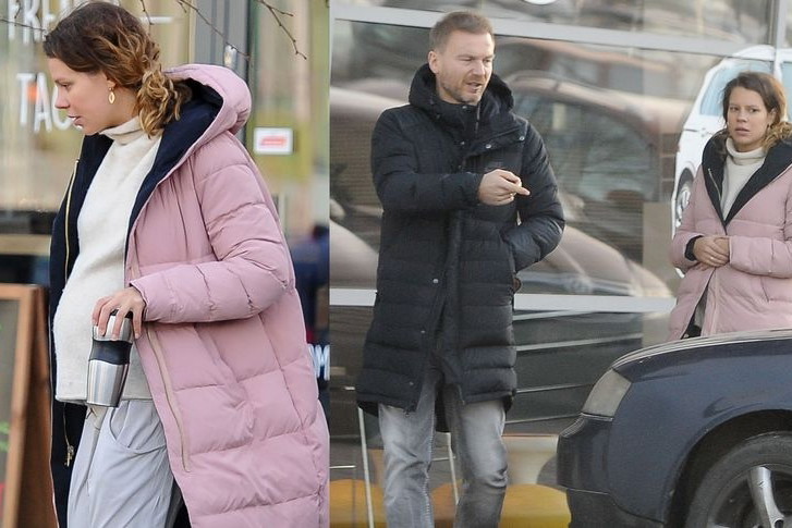 Krystian Wieczorek z ciężarną żoną w salonie samochodowym