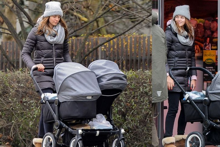 Paulina Krupińska z dziećmi na spacerze