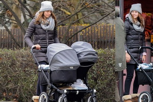 Paulina Krupińska z dziećmi na spacerze