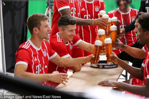 Robert Lewandowski podczas sesji dla Bayernu