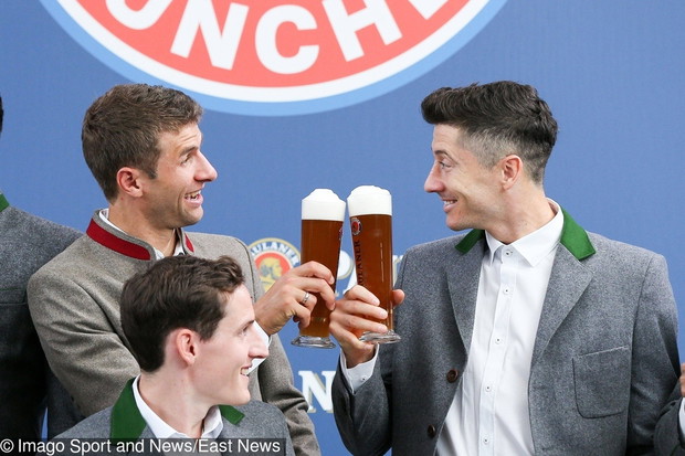 Robert Lewandowski podczas sesji dla Bayernu