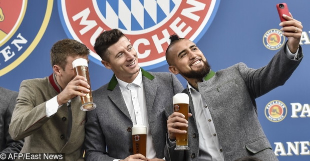 Robert Lewandowski podczas sesji dla Bayernu