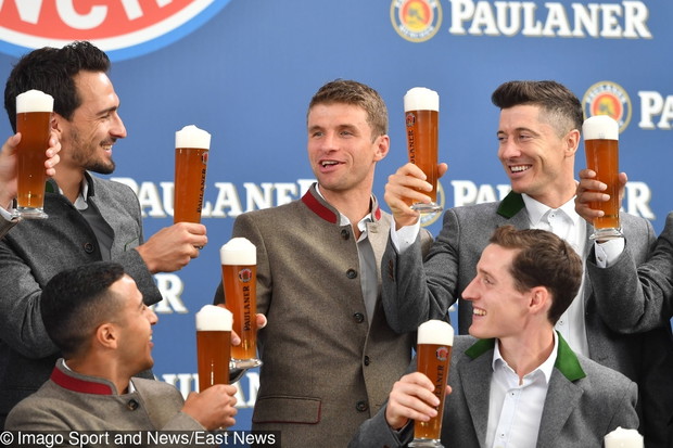 Robert Lewandowski podczas sesji dla Bayernu