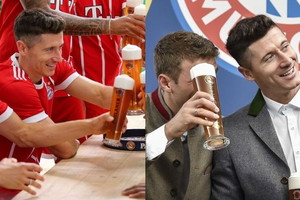Robert Lewandowski pozuje z piwem