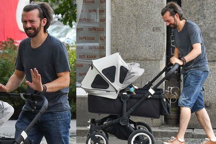 Piotr Głowacki z dziećmi na spacerze