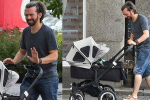 Piotr Głowacki z dziećmi na spacerze
