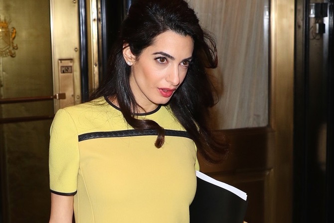 Amal Clooney pokazała swój ciążowy brzuszek! Jest już naprawdę DUŻY! Widać, że rodzi już w marcu?!