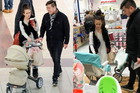 Bilguun Ariunbaatar z partnerką i córką na zakupach