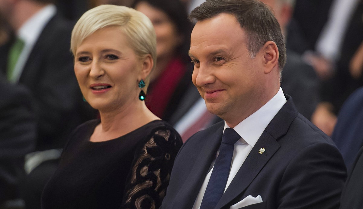 WOW! Andrzej Duda namiętnie całuje Agatę! To zdjęcie to murowany walentynkowy HIT! ZDJĘCIE
