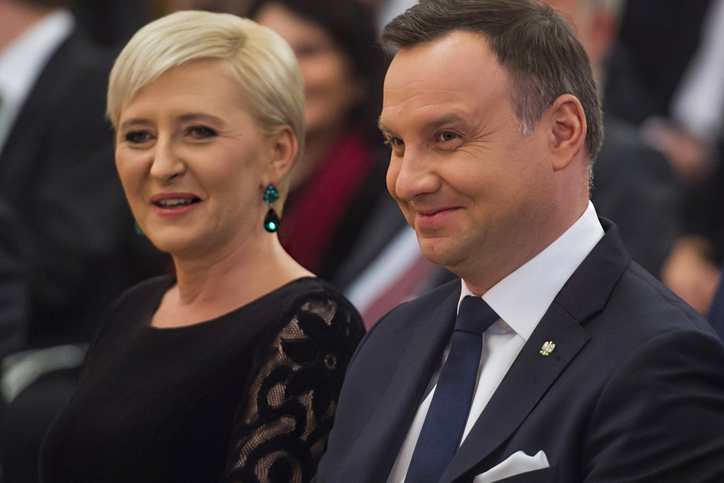 WOW! Andrzej Duda namiętnie całuje Agatę! To zdjęcie to murowany walentynkowy HIT! ZDJĘCIE