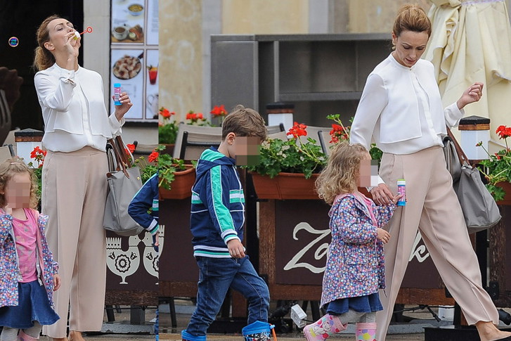 Anna Kalczyńska na spacerze z dziećmi