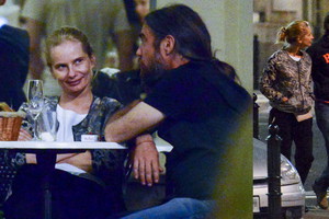 Magdalena Cielecka z partnerem i znajomymi w restauracji