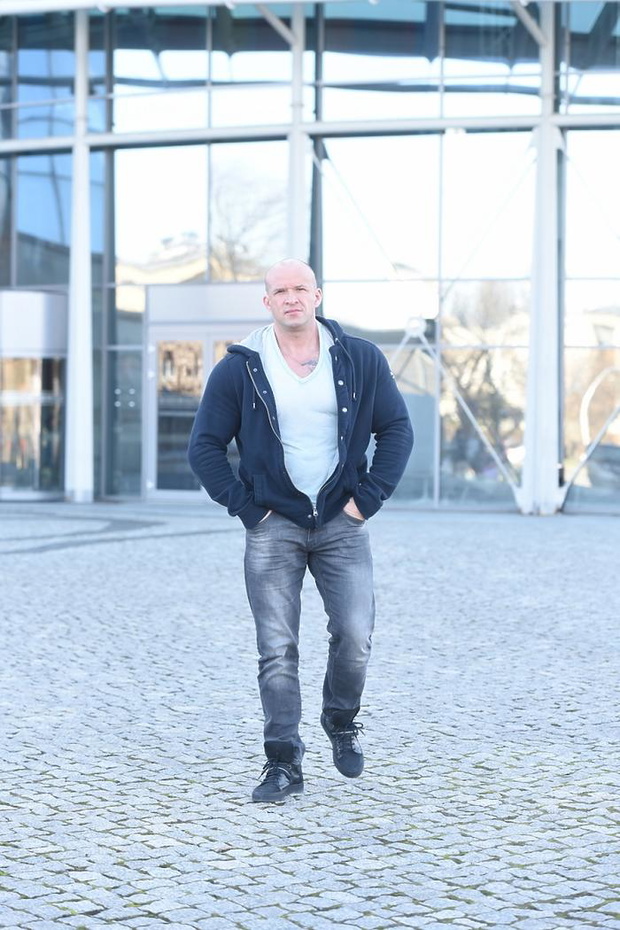 tomasz-oswiecinski-w-dzinsach-346628-1X700-2053a4d