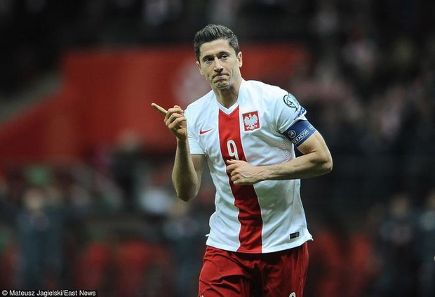 robert-lewandowski-na-boisku-313970-1X700-6623711