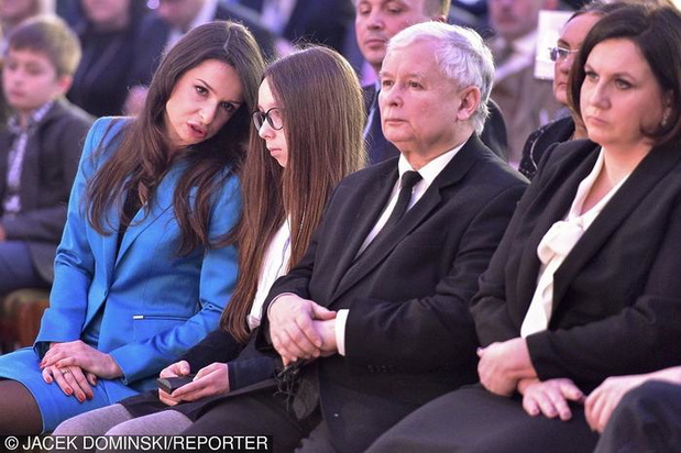 marta-kaczynska-w-niebieskim-komplecie-328172-1X700-3a27792