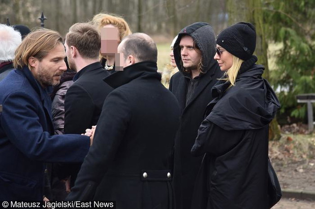 agnieszka-szulim-w-woalce-na-pogrzebie-andrzeja-zulawskiego-339238-1X700-1e851cb