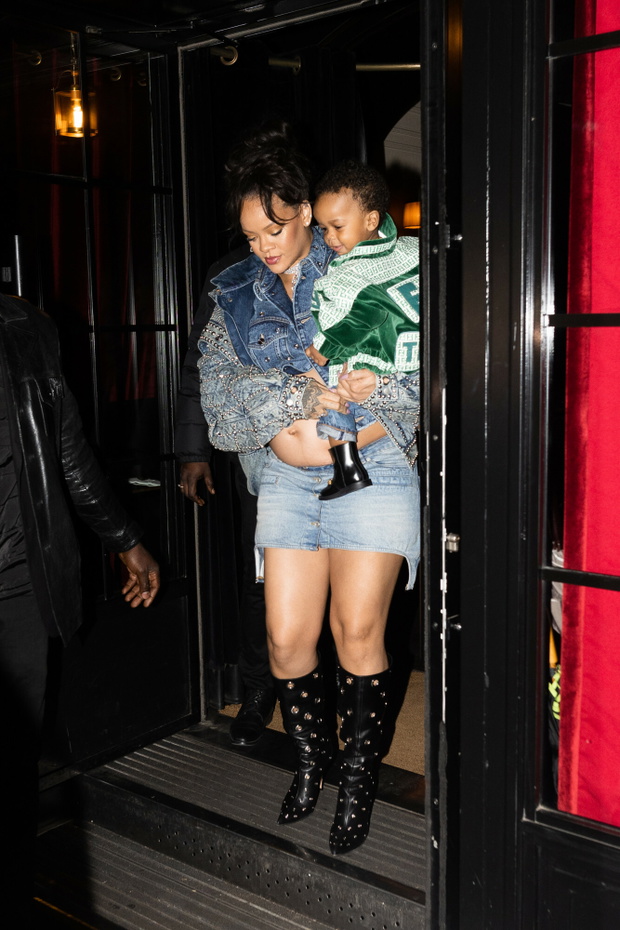 Rihanna niesie syna na r?kach