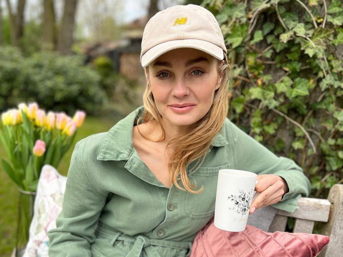 Małgorzata Socha w ogrodzie przy willi za 2 miliony