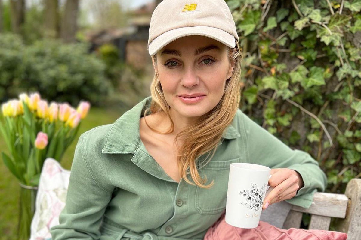 Małgorzata Socha w ogrodzie przy willi za 2 miliony
