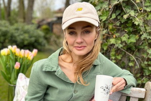 Małgorzata Socha w ogrodzie przy willi za 2 miliony