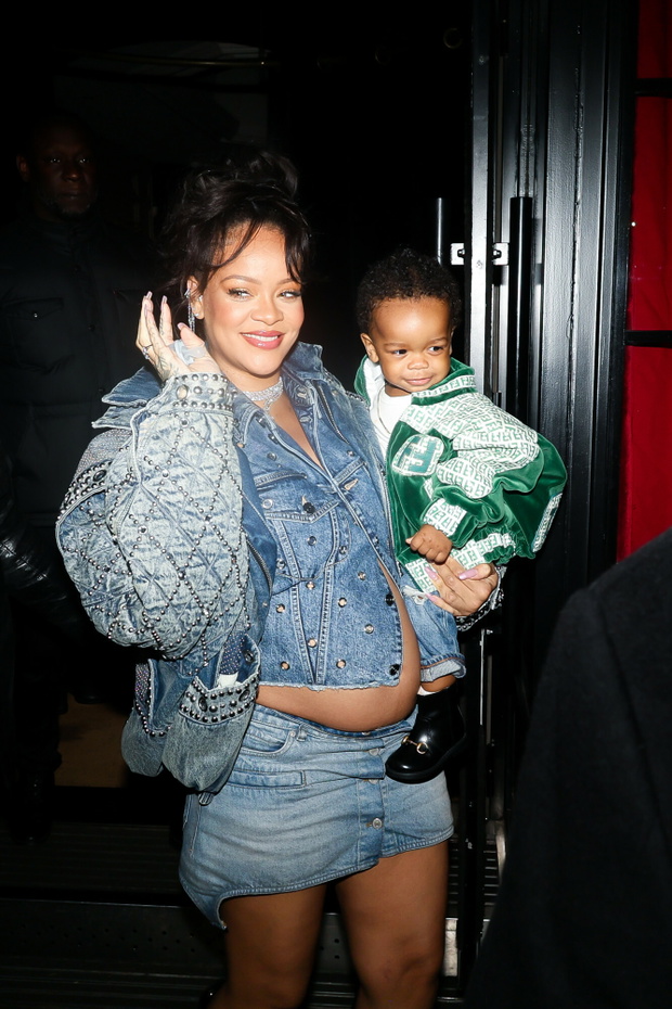 Rihanna niesie syna na r?kach