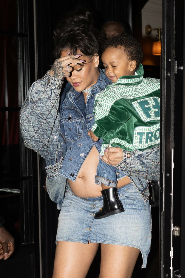 Rihanna niesie syna na r?kach