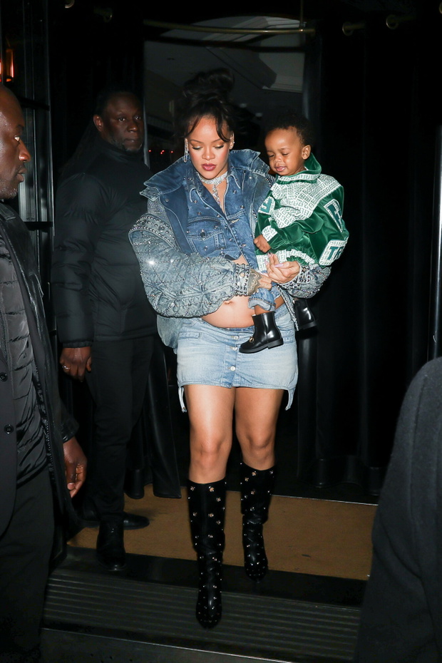 Rihanna niesie syna na r?kach