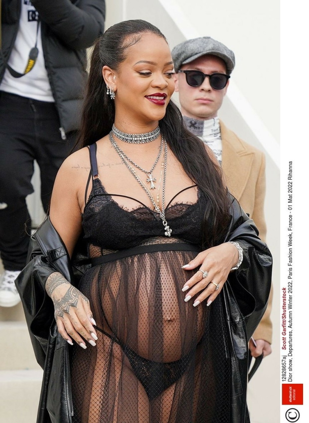 Rihanna w przezroczystej bieli?nie