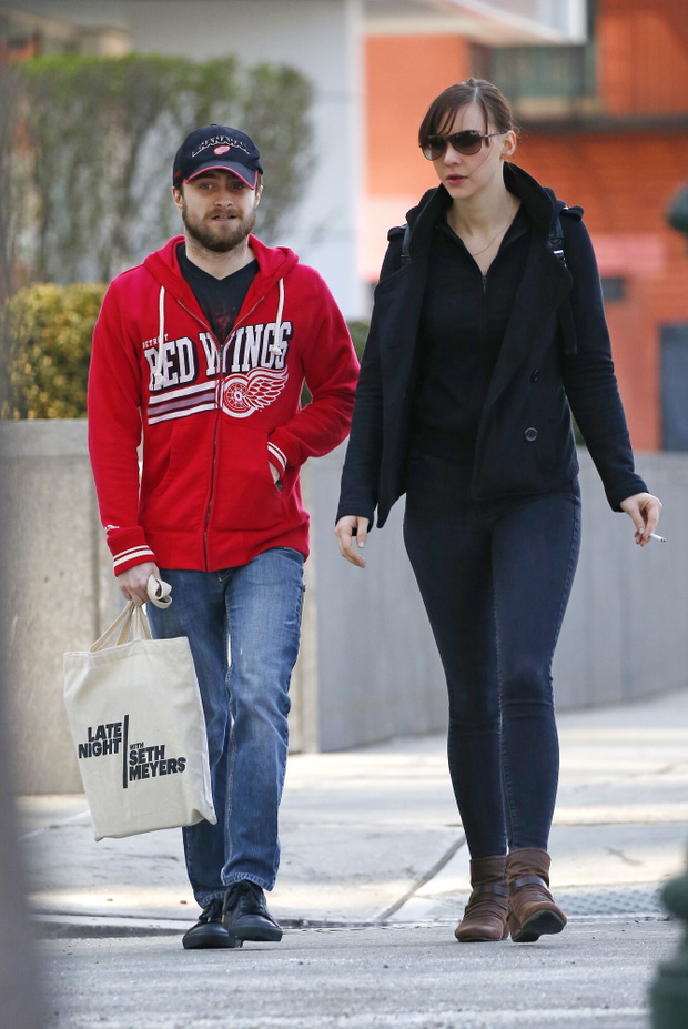 Daniel Radcliffe i Erin Darke na spacerze
