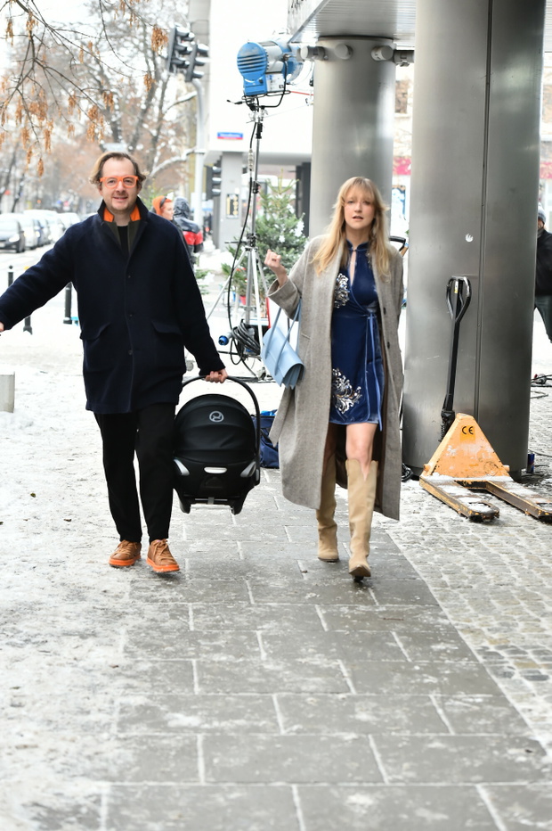 Lara Gessler z rodzina  przed Studiem Dzie? dobry TVN