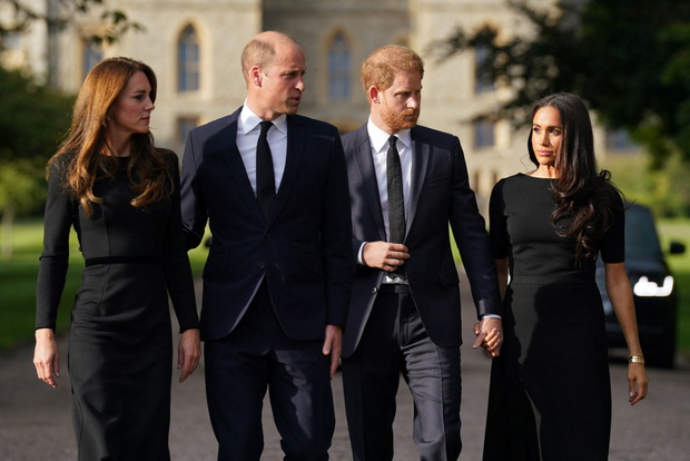 Ksi???ta William i Harry z ?onami pod zamkiem Windsor