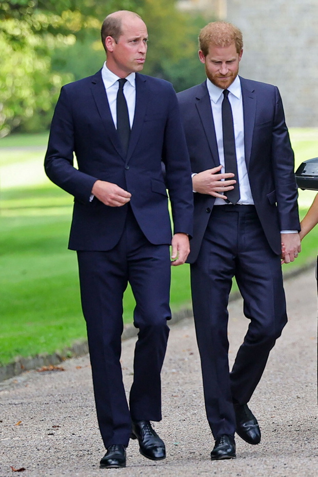 Ksi???ta William i Harry z ?onami pod zamkiem Windsor