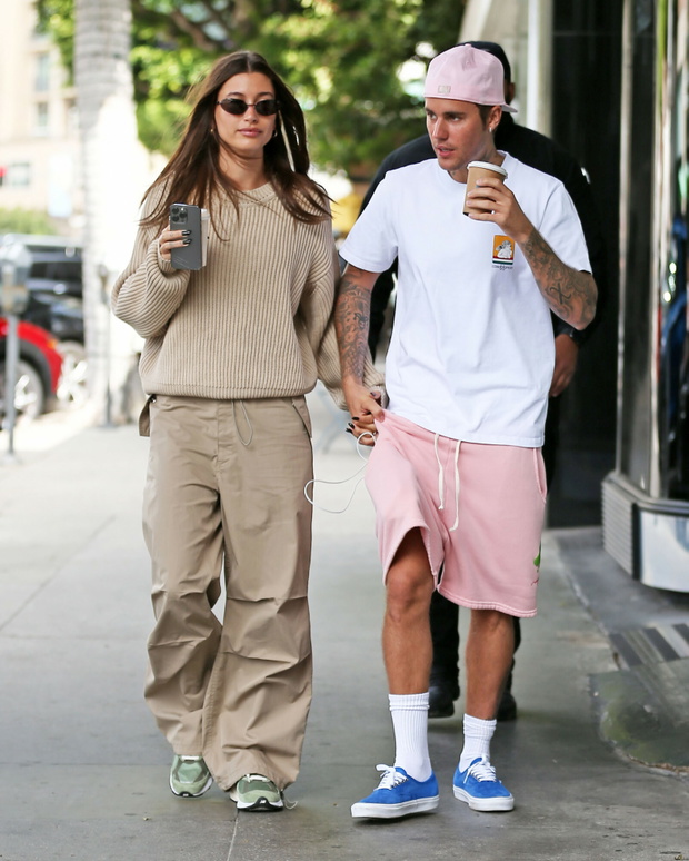 Justin i  Hailey Bieber pij? kaw? trzymaj?c si? za r?ce