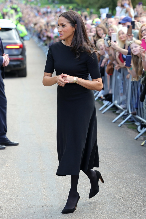 Ksi???ta William i Harry z ?onami pod zamkiem Windsor