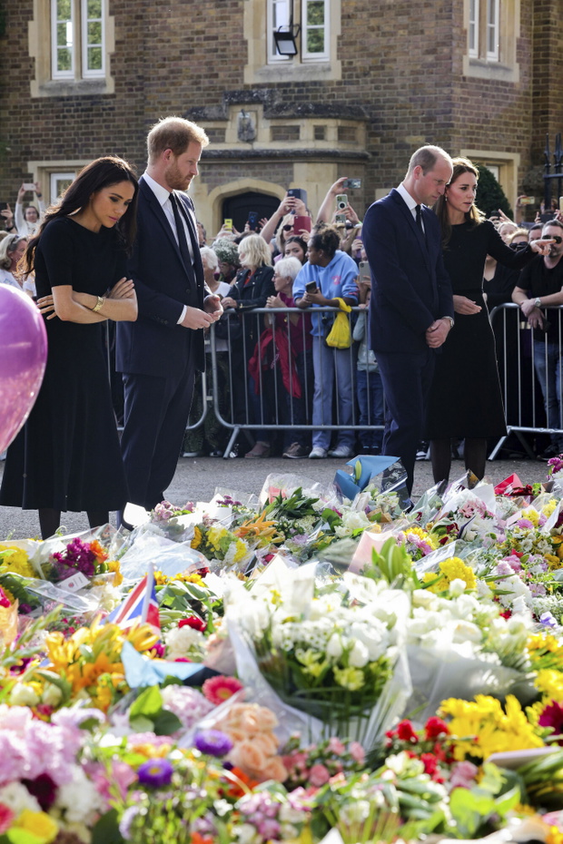 Ksi???ta William i Harry z ?onami pod zamkiem Windsor