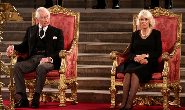 Król Karol III przyjmuje kondolencje od obu izb parlamentu
