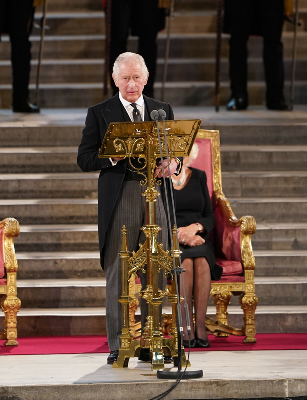 Król Karol III przyjmuje kondolencje od obu izb parlamentu