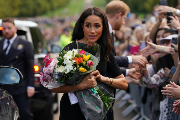 Ksi???ta William i Harry z ?onami pod zamkiem Windsor