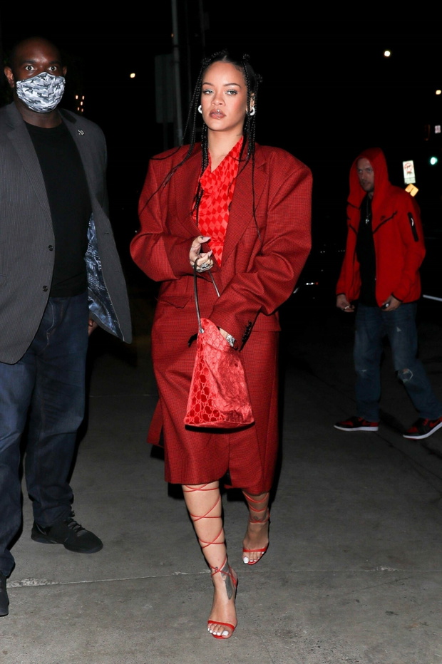 Rihanna w czerwieni