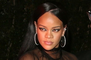 Rihanna w czarnej stylizacji