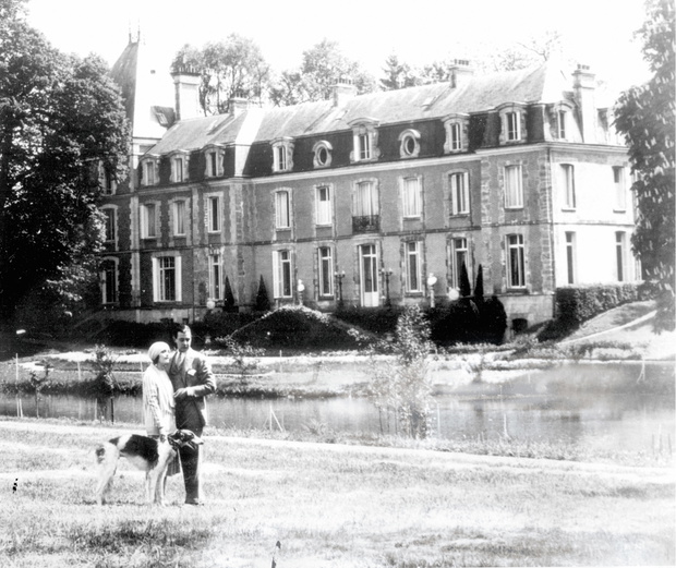 Pola Negri and husband at her estate in France &amp; 1927
