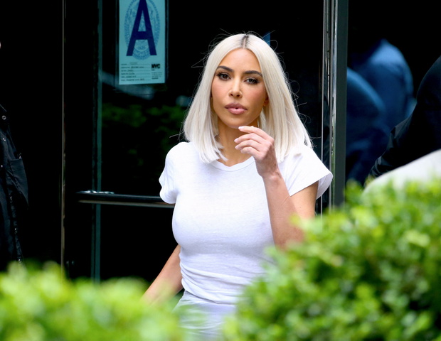 Kim Kardashian w spodniach Balenciaga