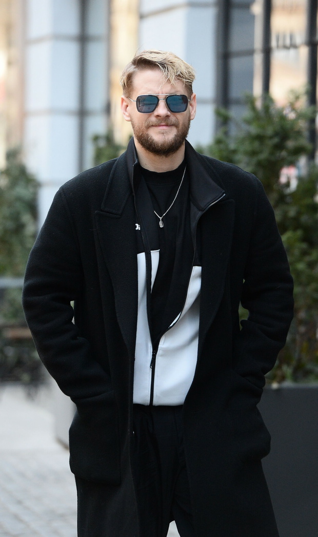Sebastian Fabija?ski przed studiem Dzie? Dobry TVN